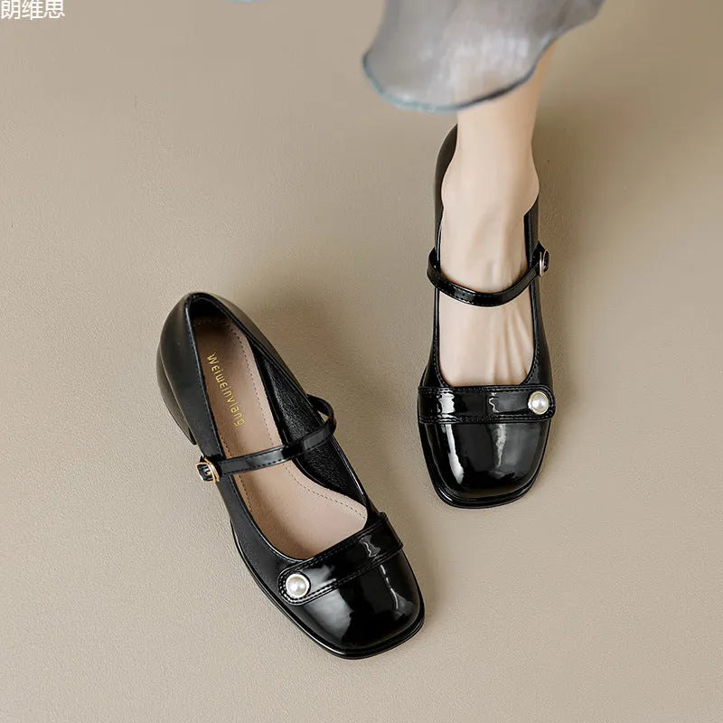 Women's plus size chunky heel hiking pumps with buckle fastening in patent leather