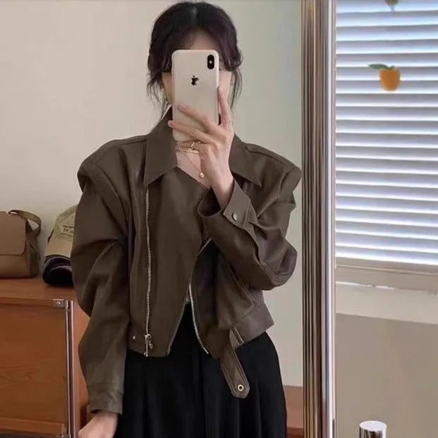 Women's slim-fit retro faux leather jacket in black or brown colour with short length and pocket details