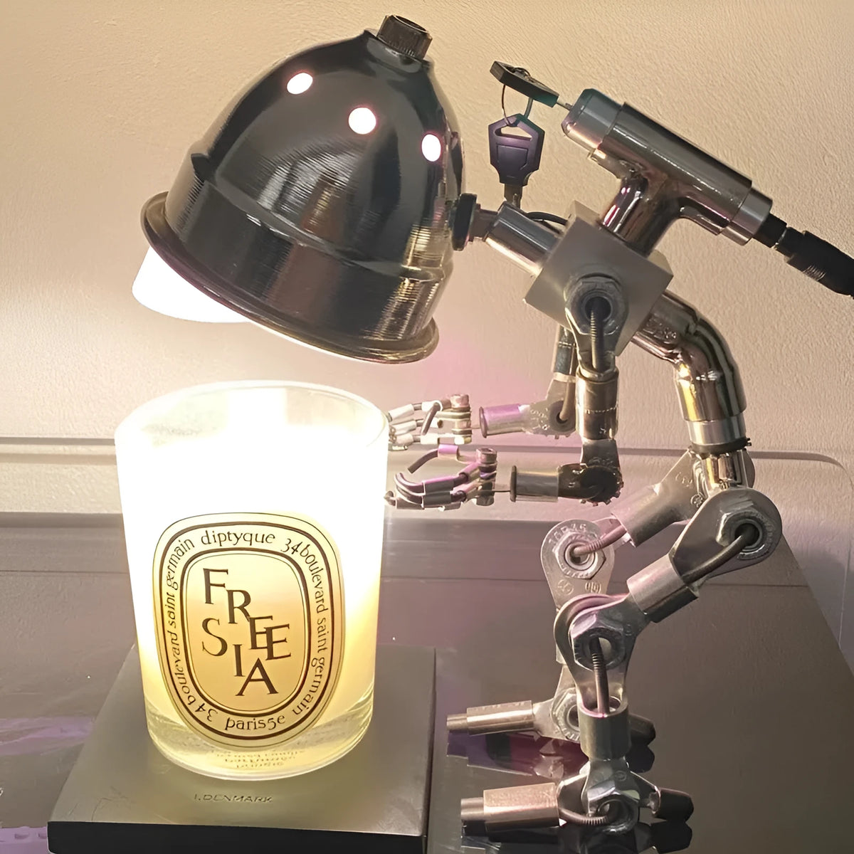 Silver and copper robot-shaped desk lamp with custom graphics in 22cm and 29cm sizes.