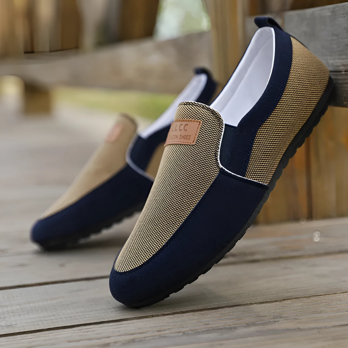 Men's grey canvas board shoes with round toe and sewing thread detail on cotton-lined upper