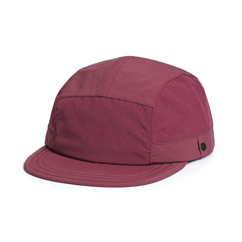 Breathable dome cap in M size with soft tongue and quick-drying polyester fabric.