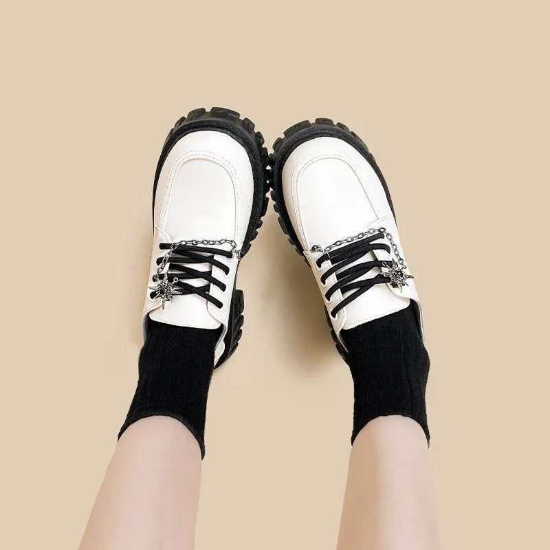 Women's solid colour preppy loafers with a round toe and a metal cross-strap in Duke asterism.