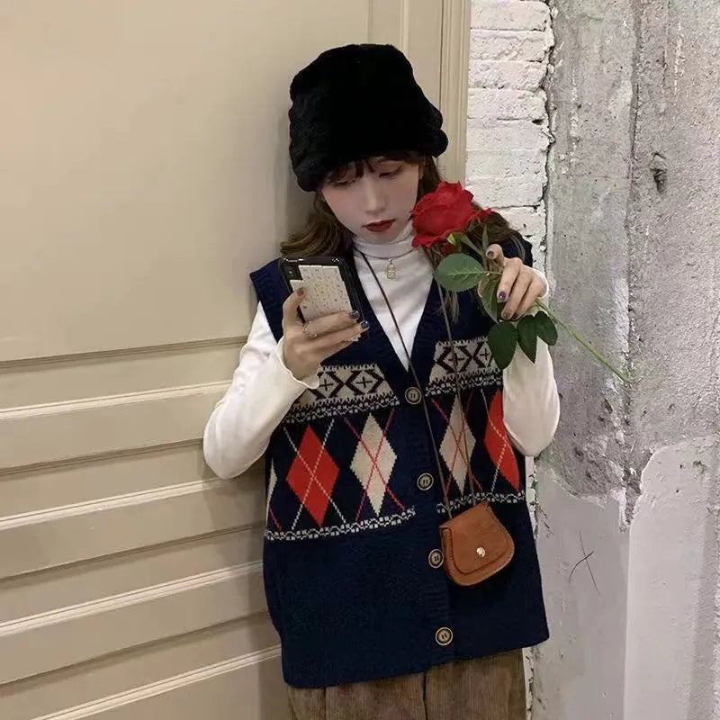 Loose sleeveless cardigan top with diamond plaid pattern in khaki, navy blue, or red colour