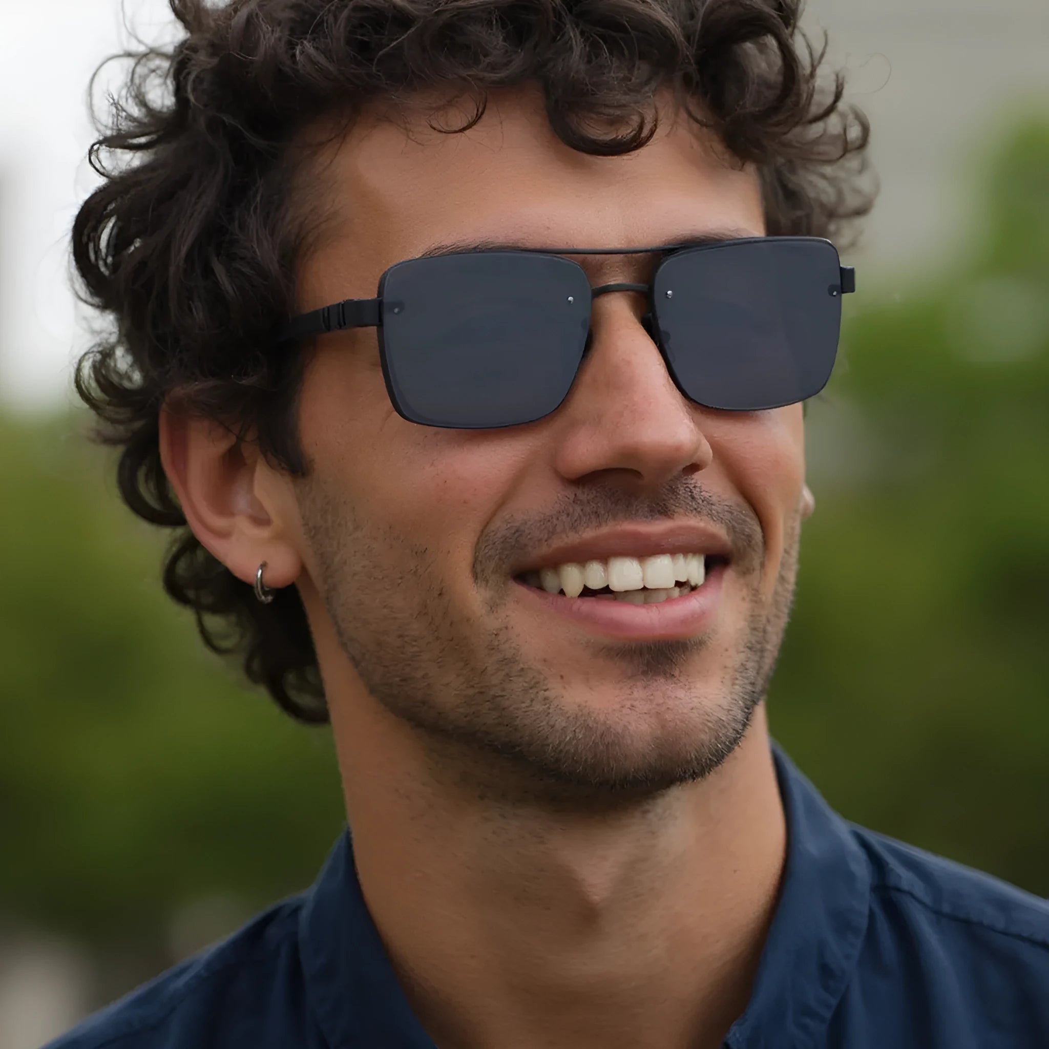 Men's vintage sunglasses with UV protection and a lightweight PC frame in a gold and grey colour option.