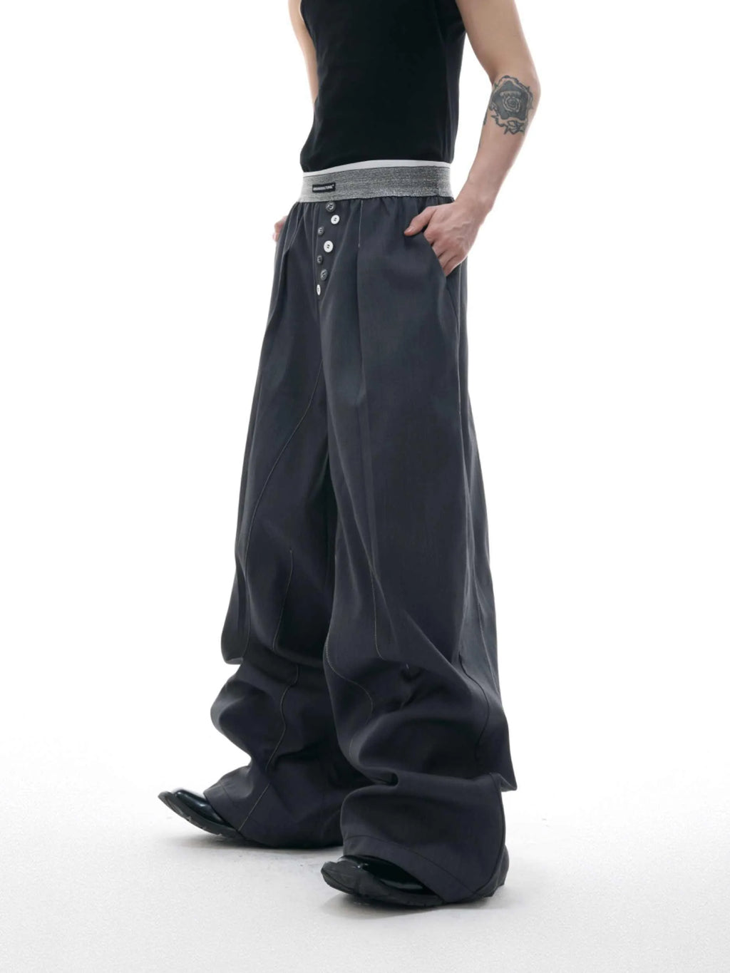 Drooping straight-leg trousers with button-open line design in black and grey colours