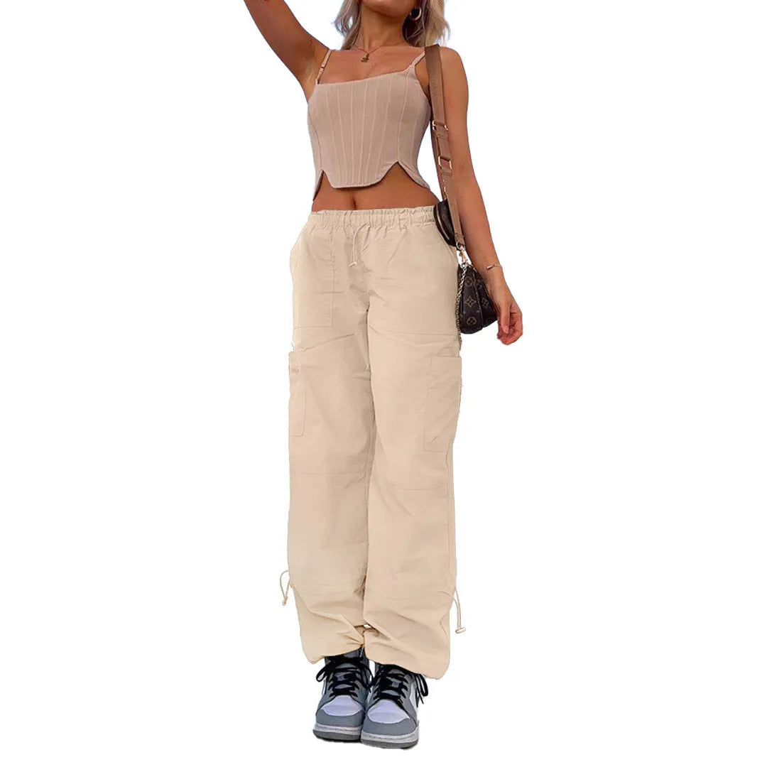 Loose-fit straight-leg cargo casual pants in khaki colour with multiple pockets.
