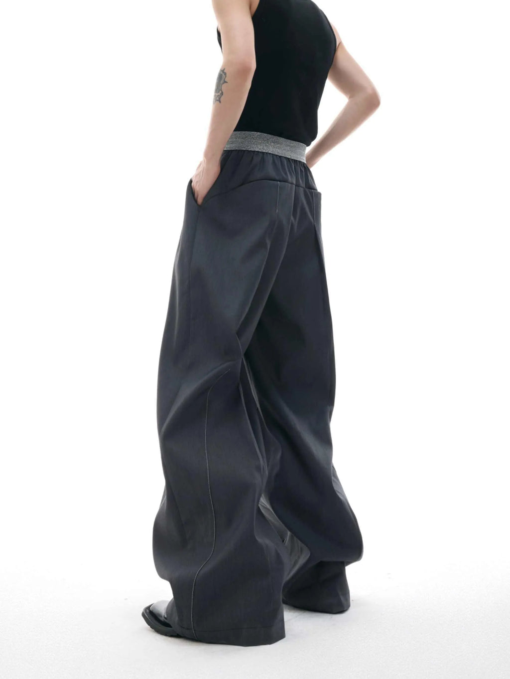 Drooping straight-leg trousers with button-open line design in black and grey colours