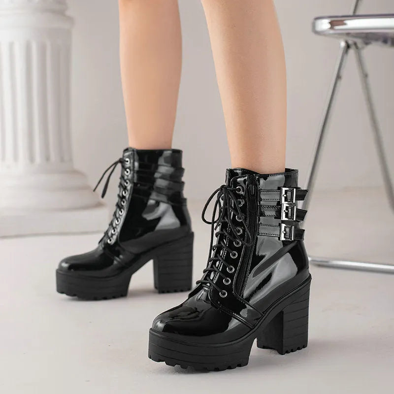 Women's black thick-heeled short boots with front lace-up and round toe.