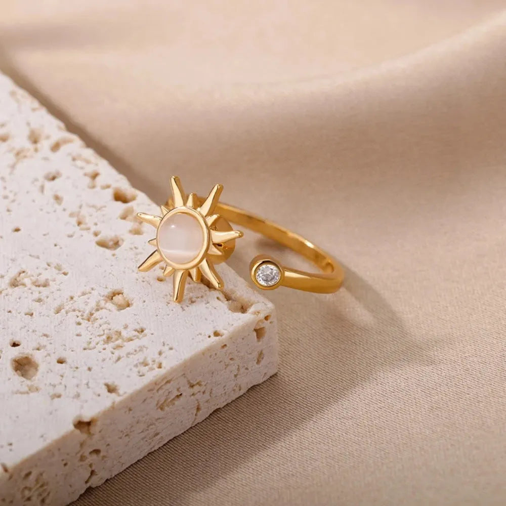Adjustable copper decompression ring with rotatable geometric design in gold colour