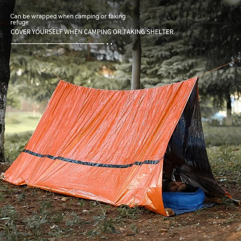 Portable emergency tent with sleeping bag and raincoat in orange or green colours