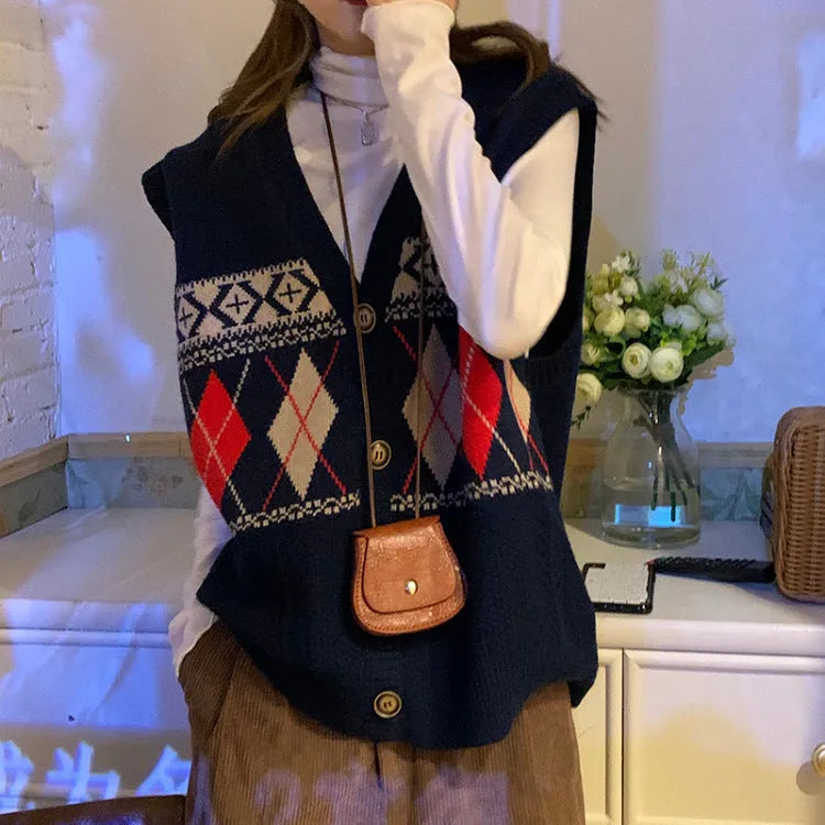 Loose sleeveless cardigan top with diamond plaid pattern in khaki, navy blue, or red colour