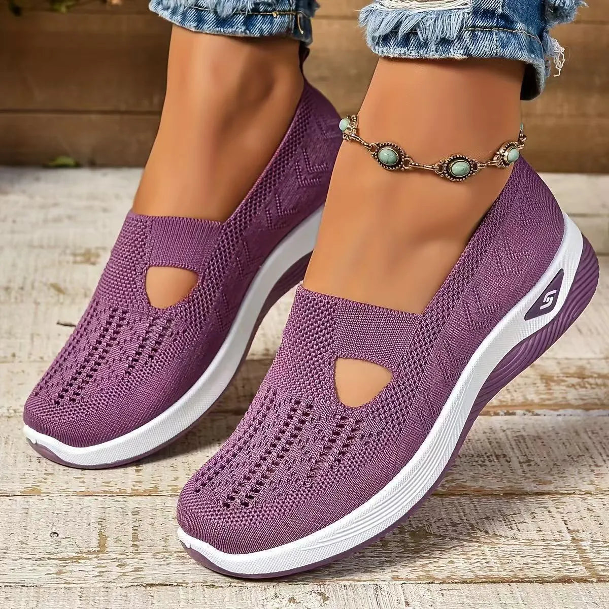 Low-top women's casual mesh shoes with a T-strap, in a selection of solid colours on a soft PVC sole.