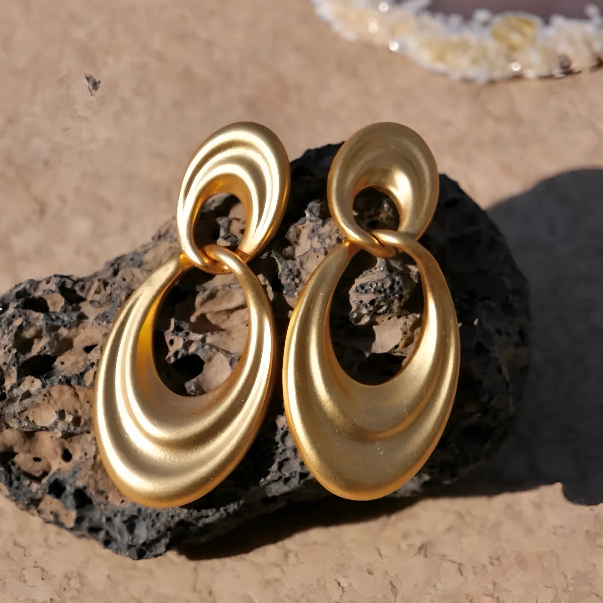 Quicksand gold French retro double circle earrings with a U-shaped copper design.