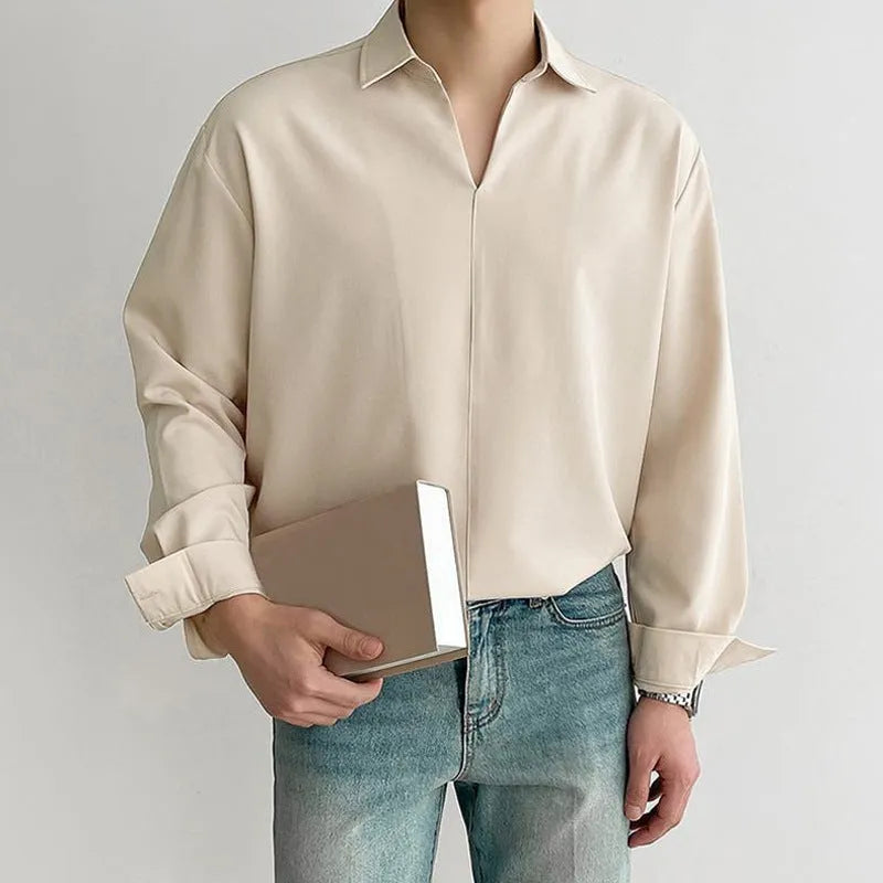 Men's loose lapel casual shirt in solid colour with non-iron polyester fabric.