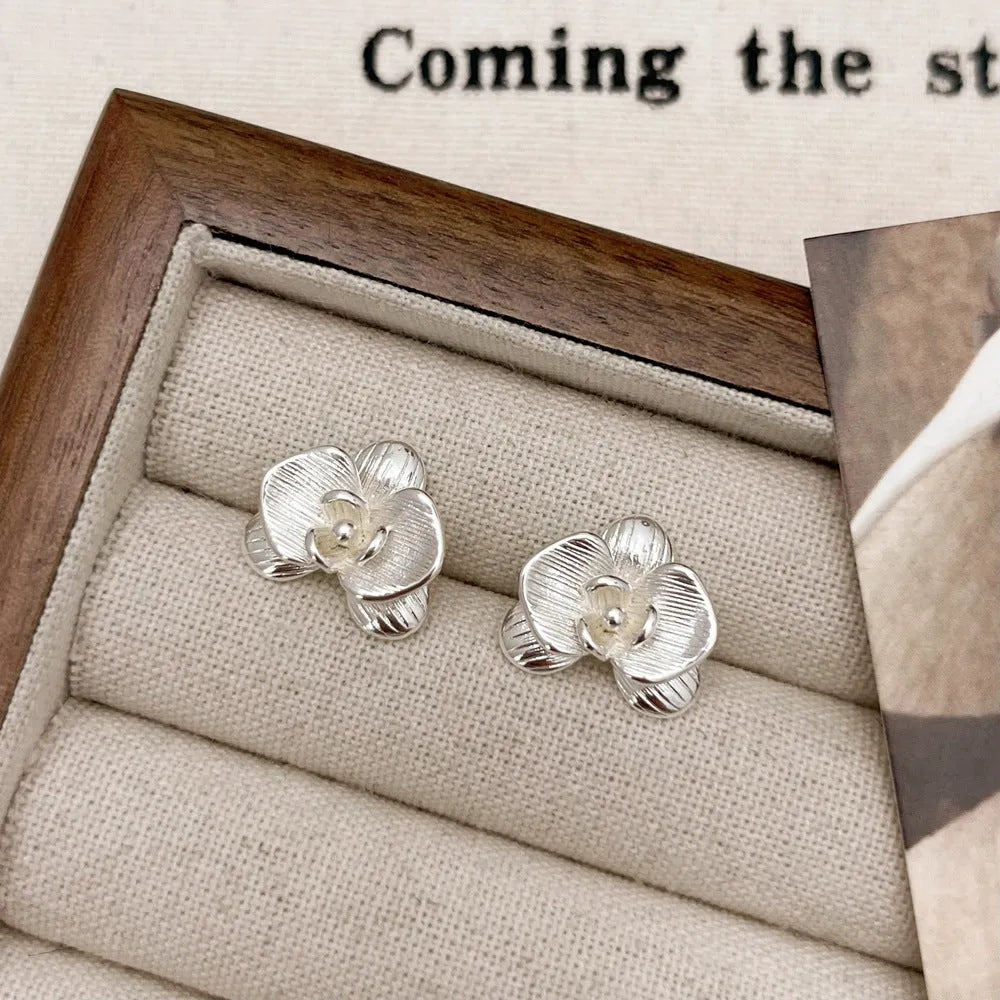 Retro-style flower earrings with petal details in gold or silver electroplated finish
