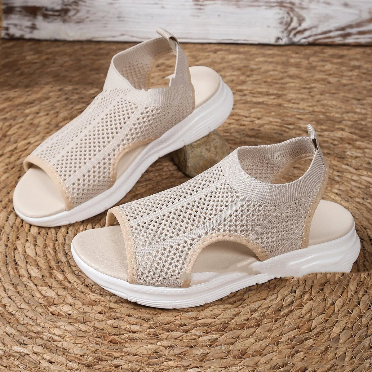 Women's platform sports sandals in pink with mesh lining and a flat toe bracket design.