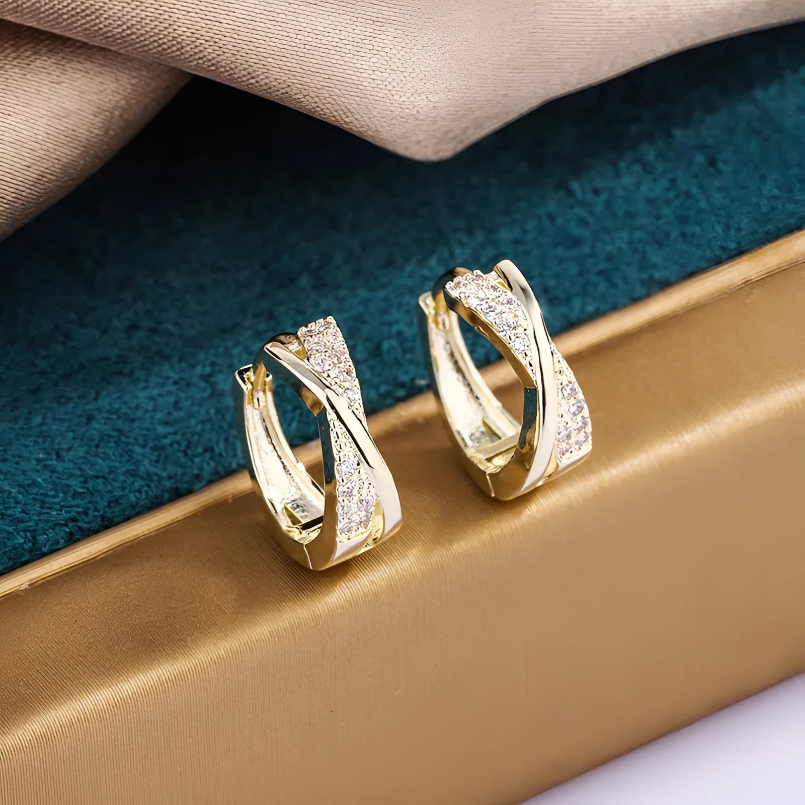 Geometric copper earrings with zircon treatment in 14K yellow colour