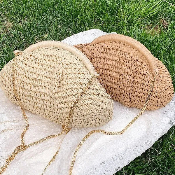Women's straw beach shoulder bag with chain strap in shell shape