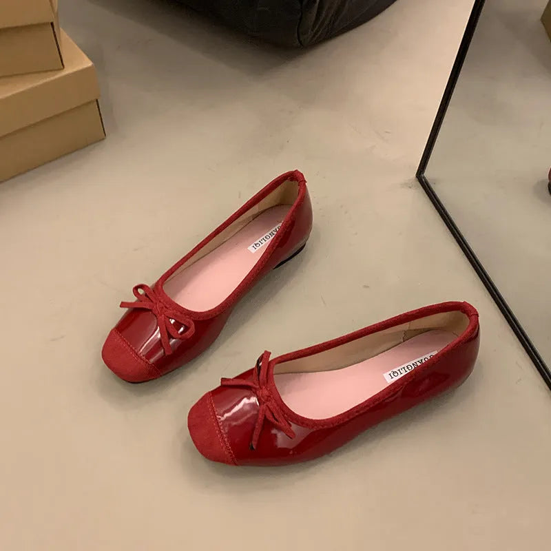 Women's retro ballet flats in Mary Jane style with square toe and ankle strap in multiple colours