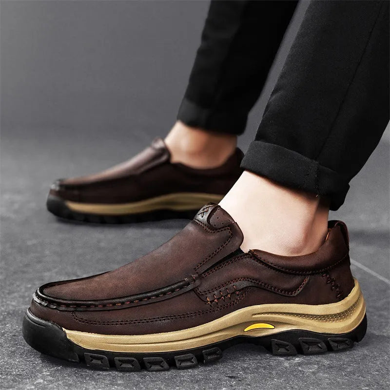 Men's black leather mountaineering shoes with thick rubber soles and round toe