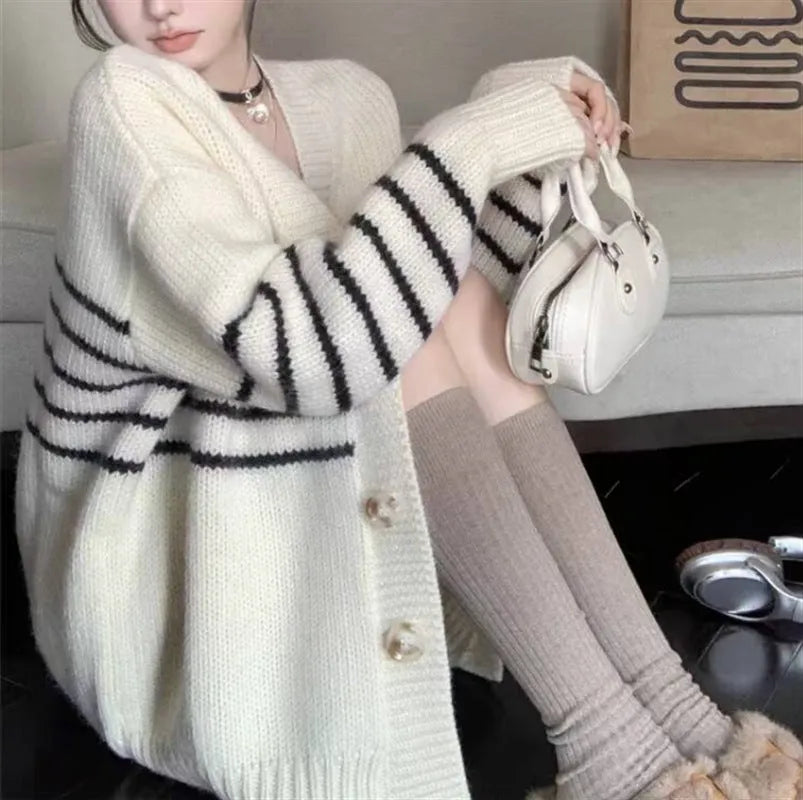 Collar button cardigan sweater with 3D pattern in a free size for autumn.