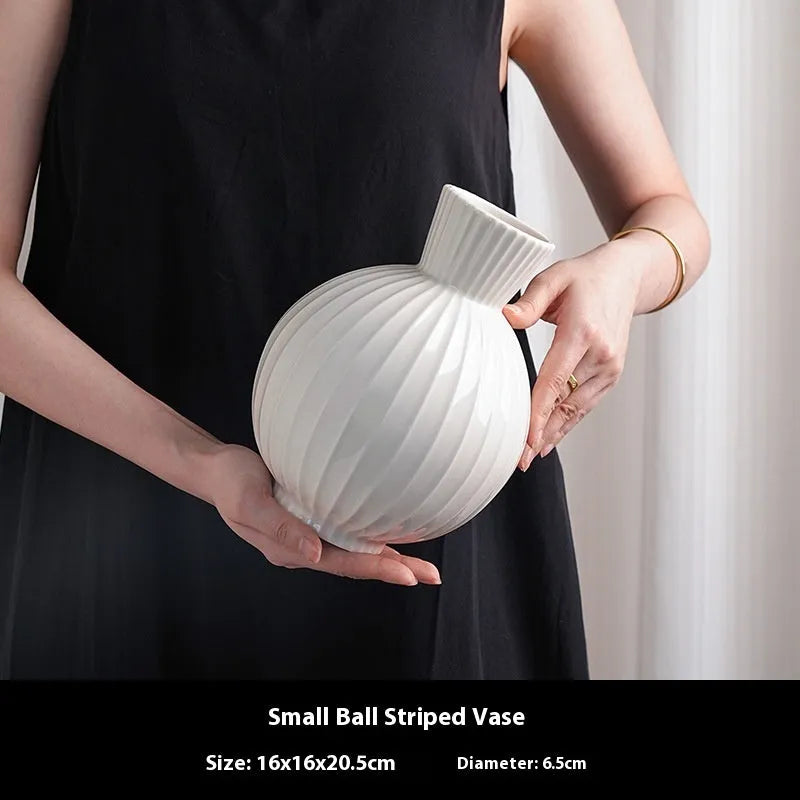 White striped ceramic ball vase with American country design for table decoration