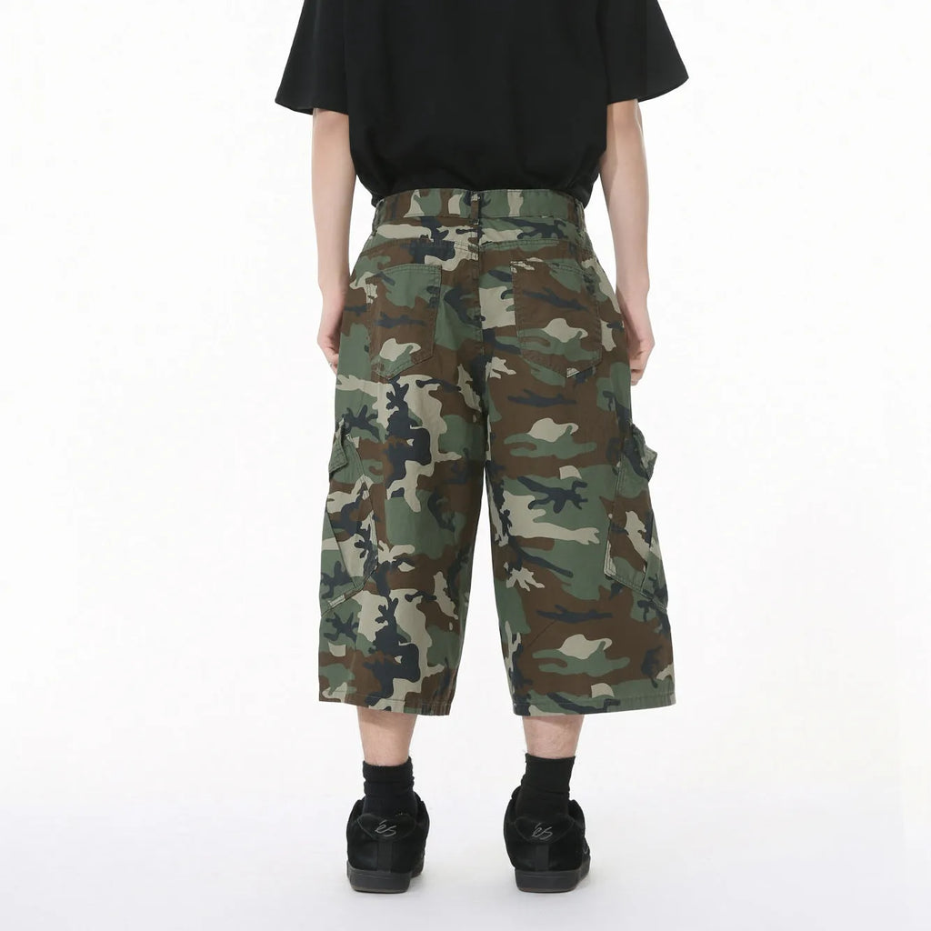 Men's camouflage wide-leg jeans with large side pockets and cropped length