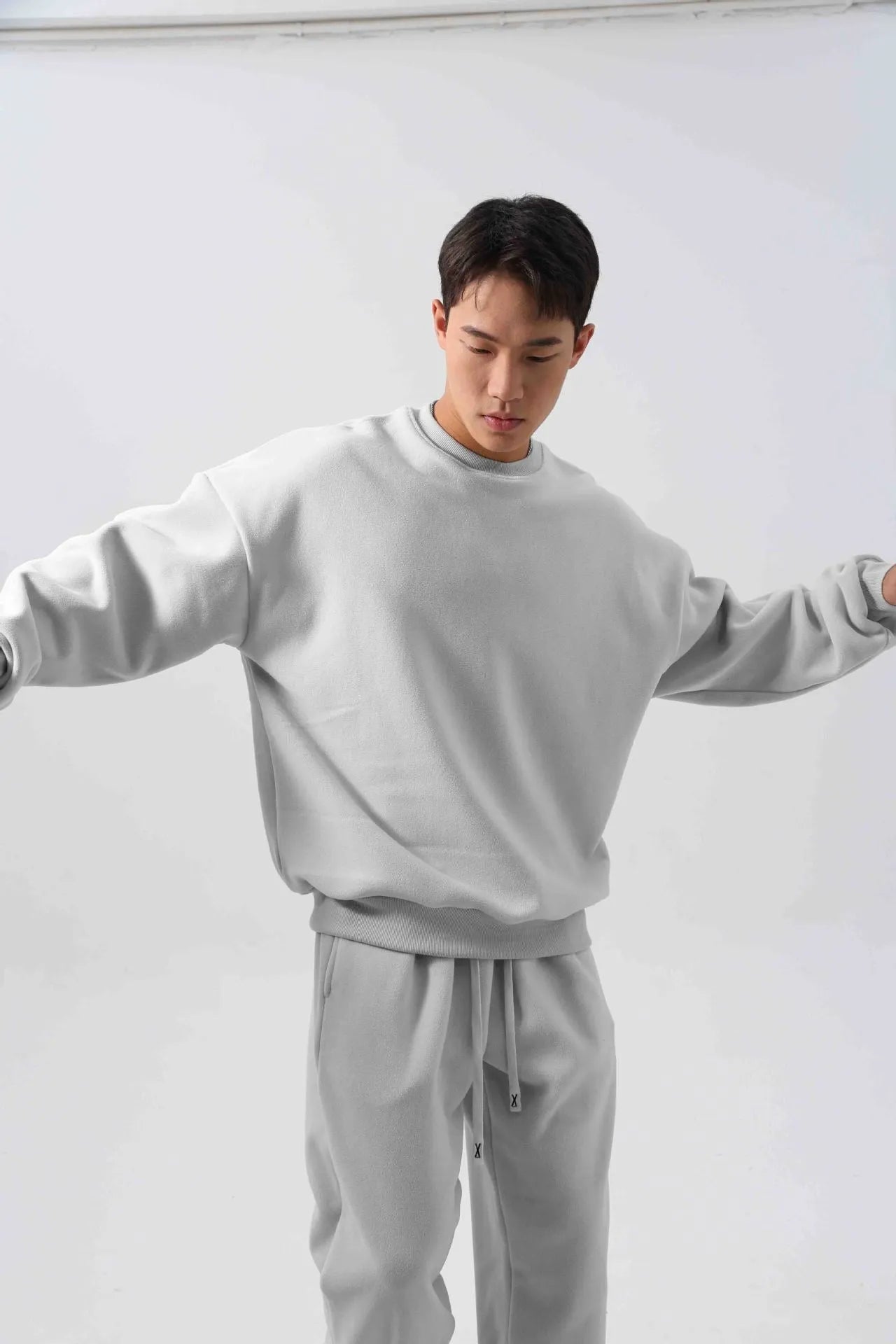 Men's polar fleece sports suit showing loose long sleeve coat and padded trousers in army green.