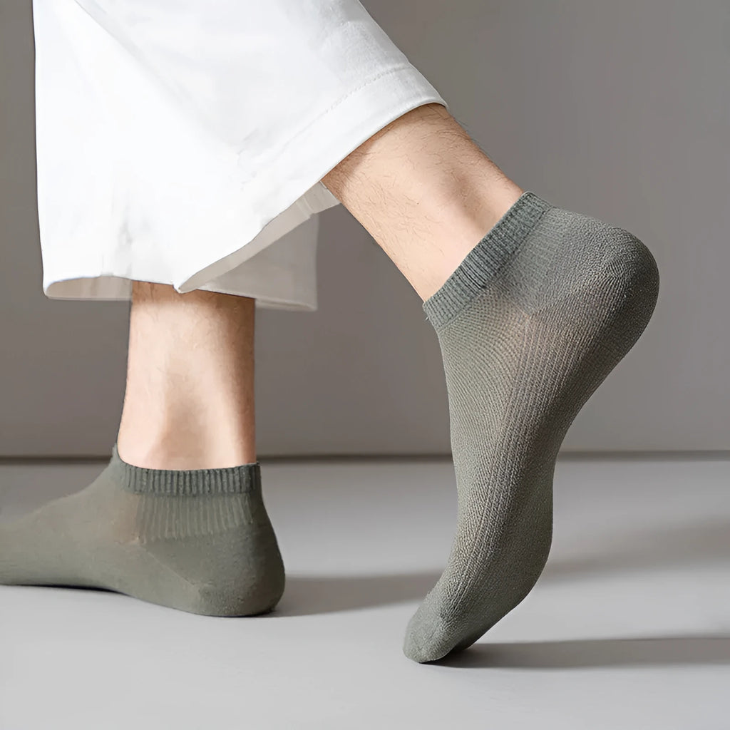 Men's solid colour low-cut boat socks made from breathable polyester fabric.