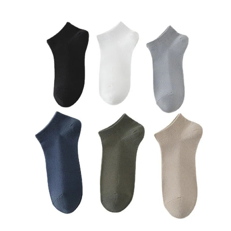 Men's solid colour low-cut boat socks made from breathable polyester fabric.