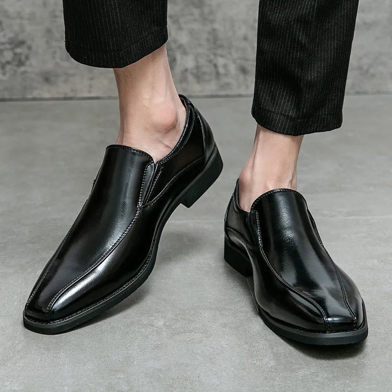 Men's black pointed patent leather casual shoes with flat rubber sole and low tube sock.