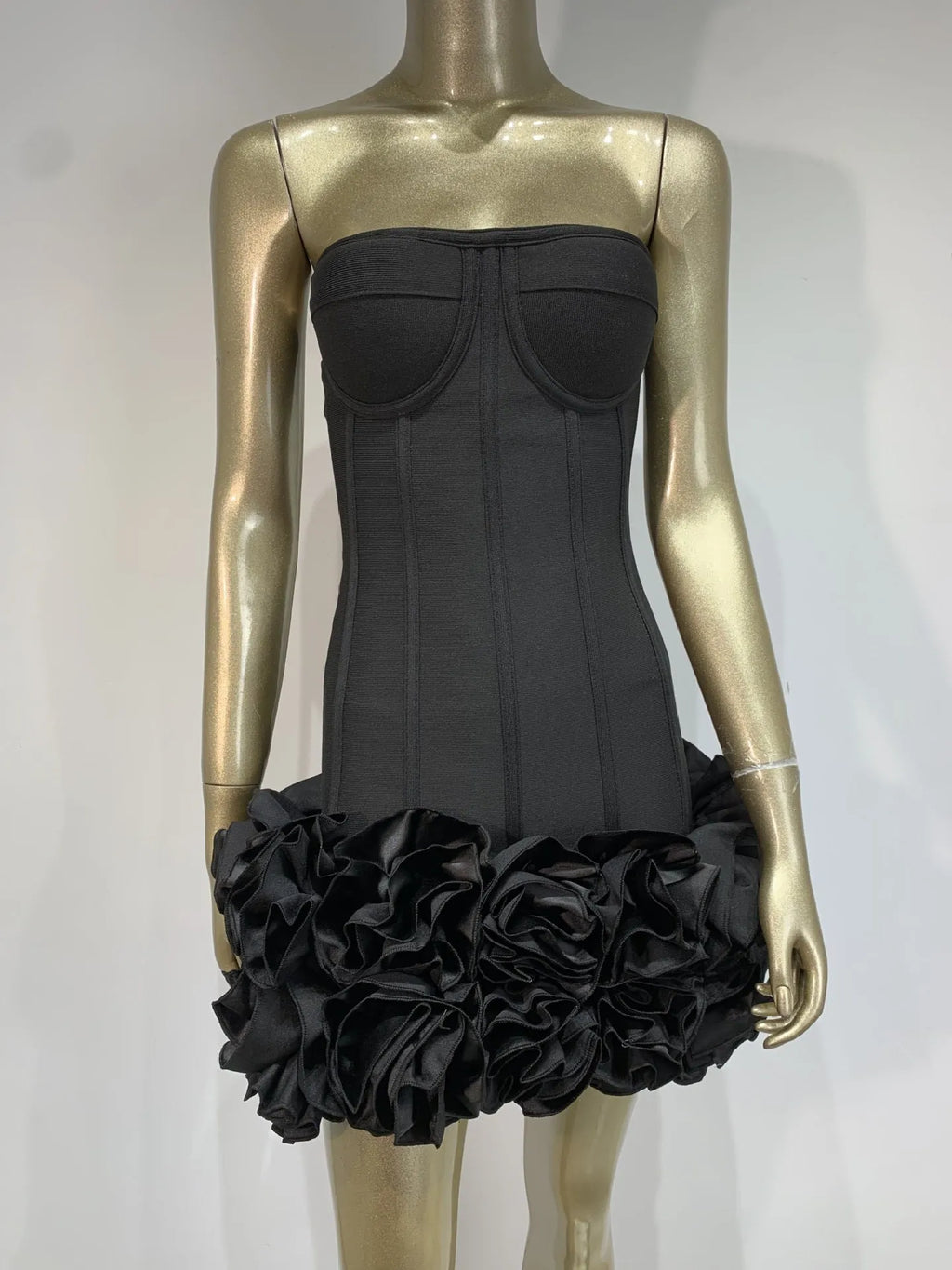 Solid colour women's dress in urban style, shown in red, white or black, with a mid waist design.