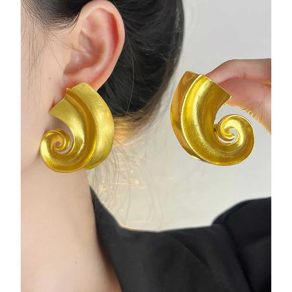 A pair of retro-style geometric alloy ear studs in a gold electroplated finish.