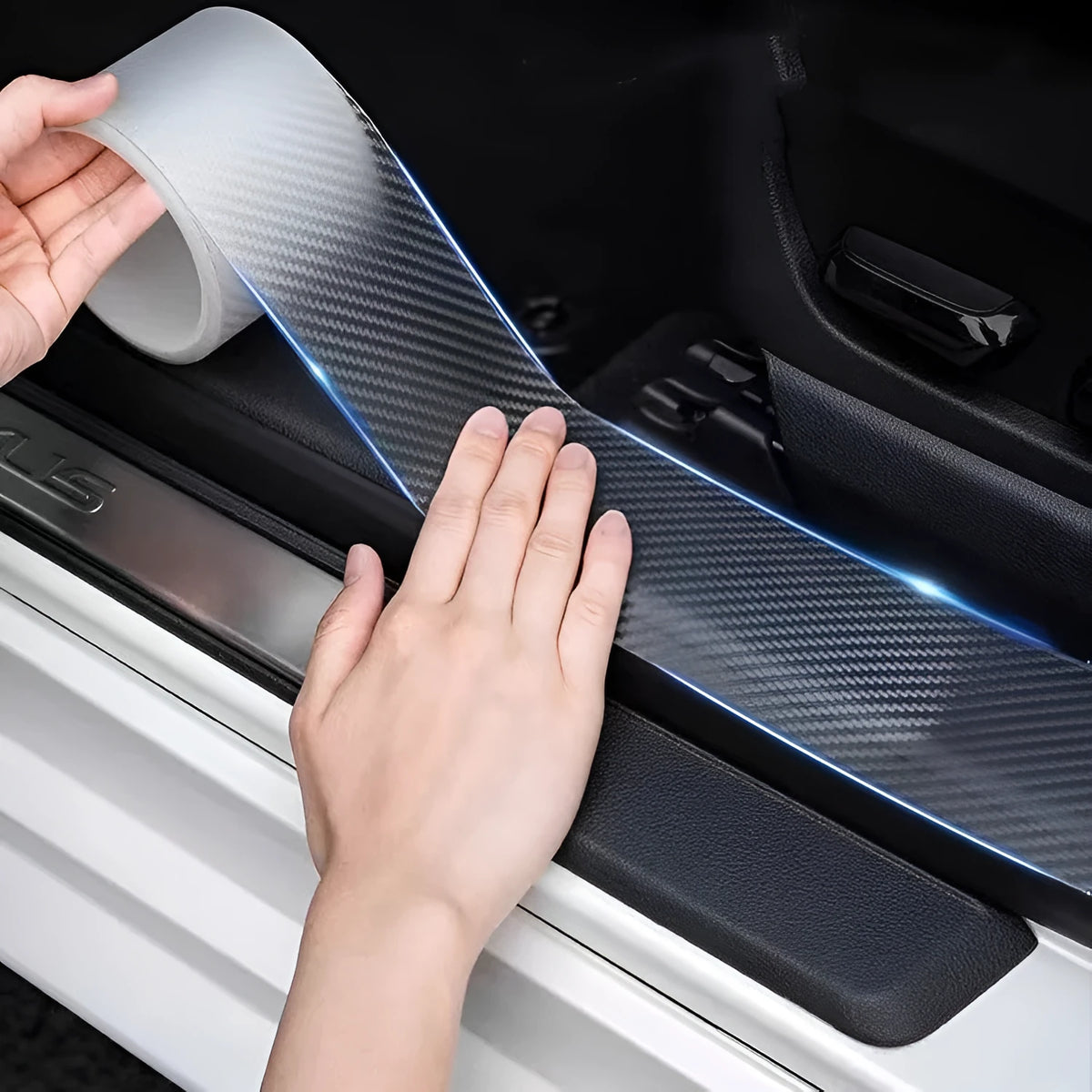 Carbon fibre car protection strip roll in transparent grain finish with scraper and utility knife