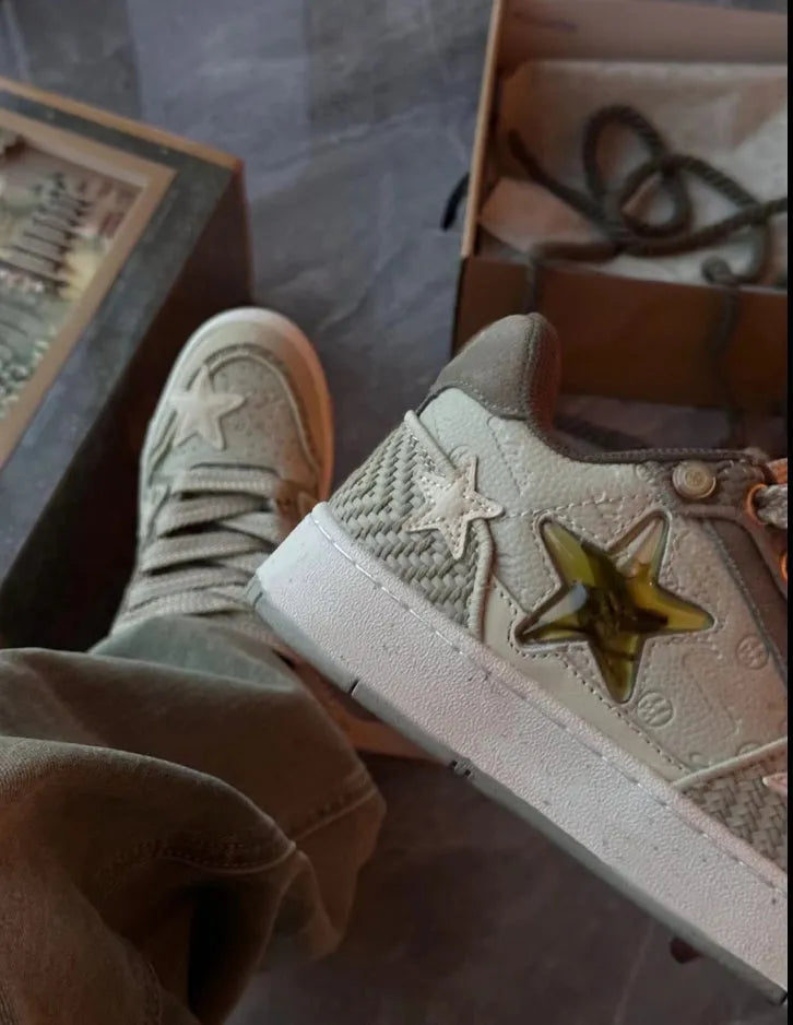 Green low-top casual shoes with star pattern and multi-material stitching