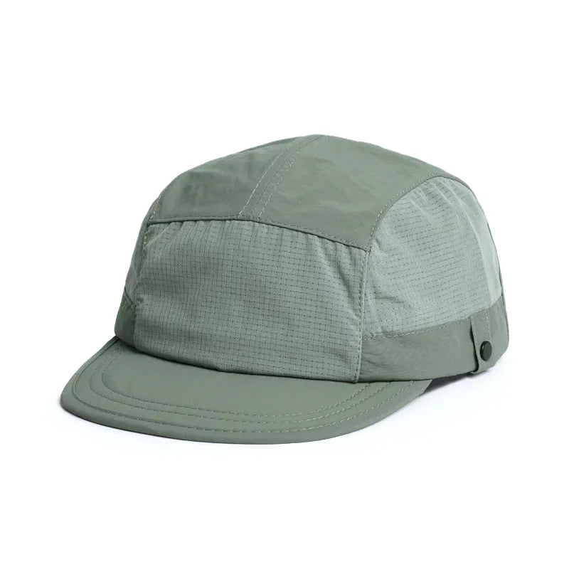 Breathable dome cap in M size with soft tongue and quick-drying polyester fabric.