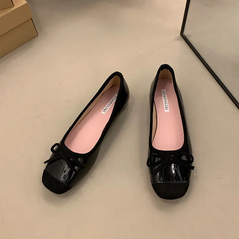 Women's retro ballet flats in Mary Jane style with square toe and ankle strap in multiple colours