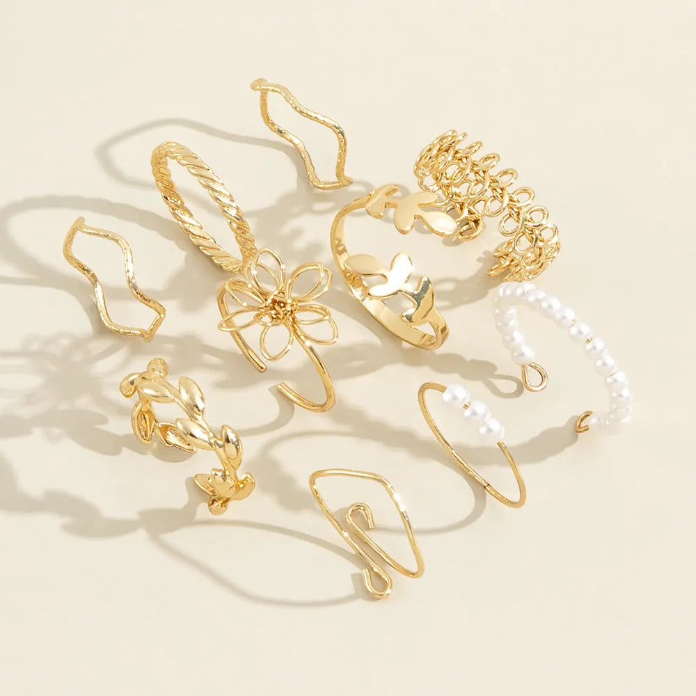Women's gold coloured openwork flower ring with glossy electroplated finish