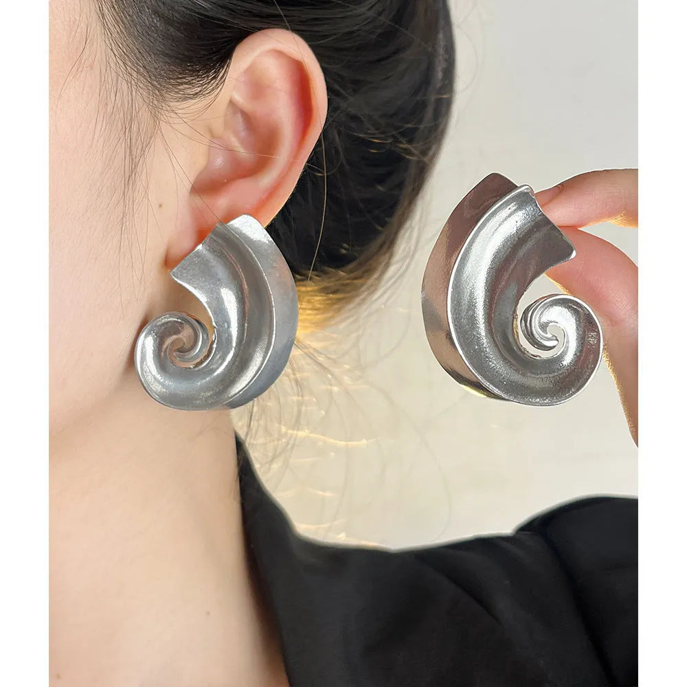 A pair of retro-style geometric alloy ear studs in a gold electroplated finish.