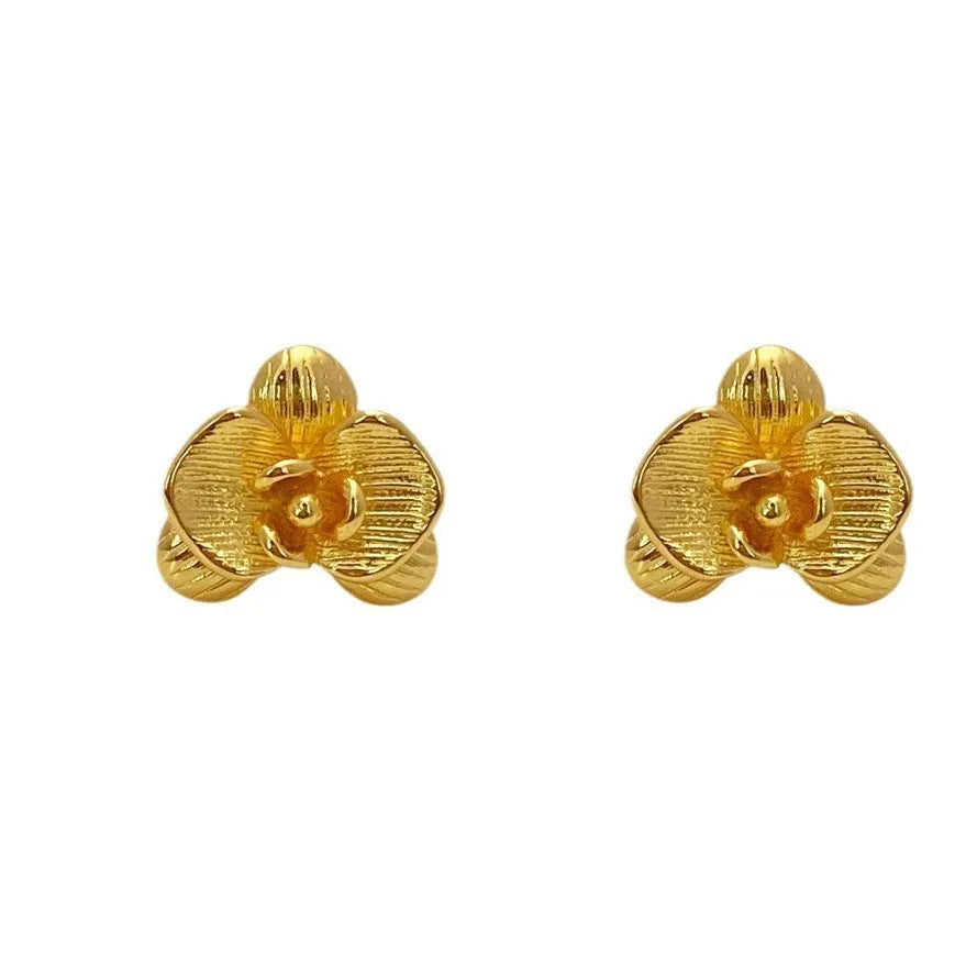 Retro-style flower earrings with petal details in gold or silver electroplated finish