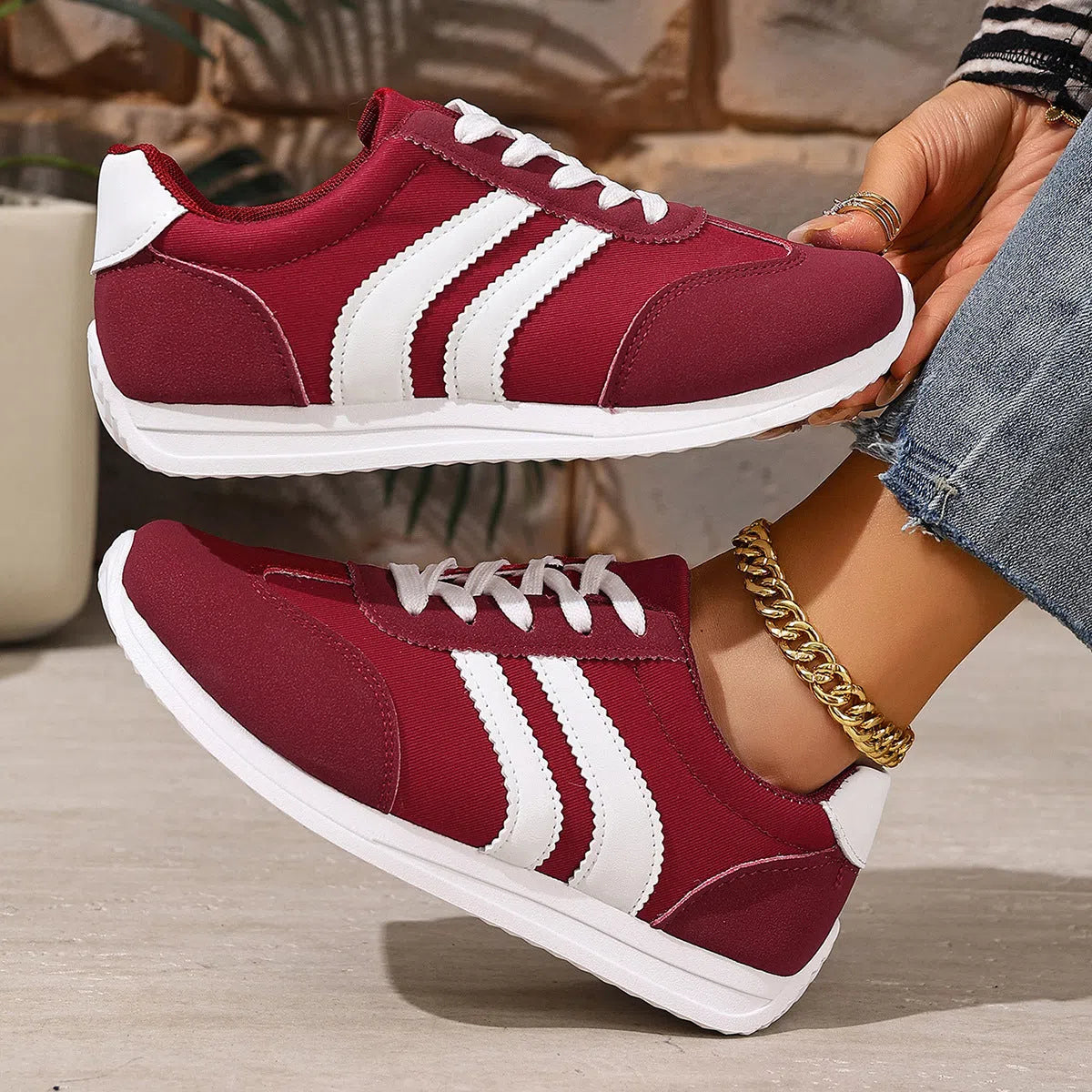 Women's casual flat shoes in green or red with round toe and elastic fabric upper, sizes 35-43
