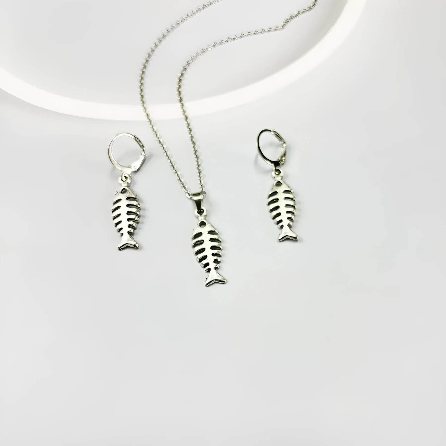 Women's retro-style fishbone pendant necklace and matching earrings set on an O-shaped chain.