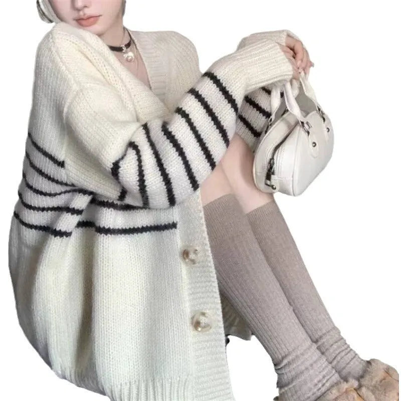 Collar button cardigan sweater with 3D pattern in a free size for autumn.