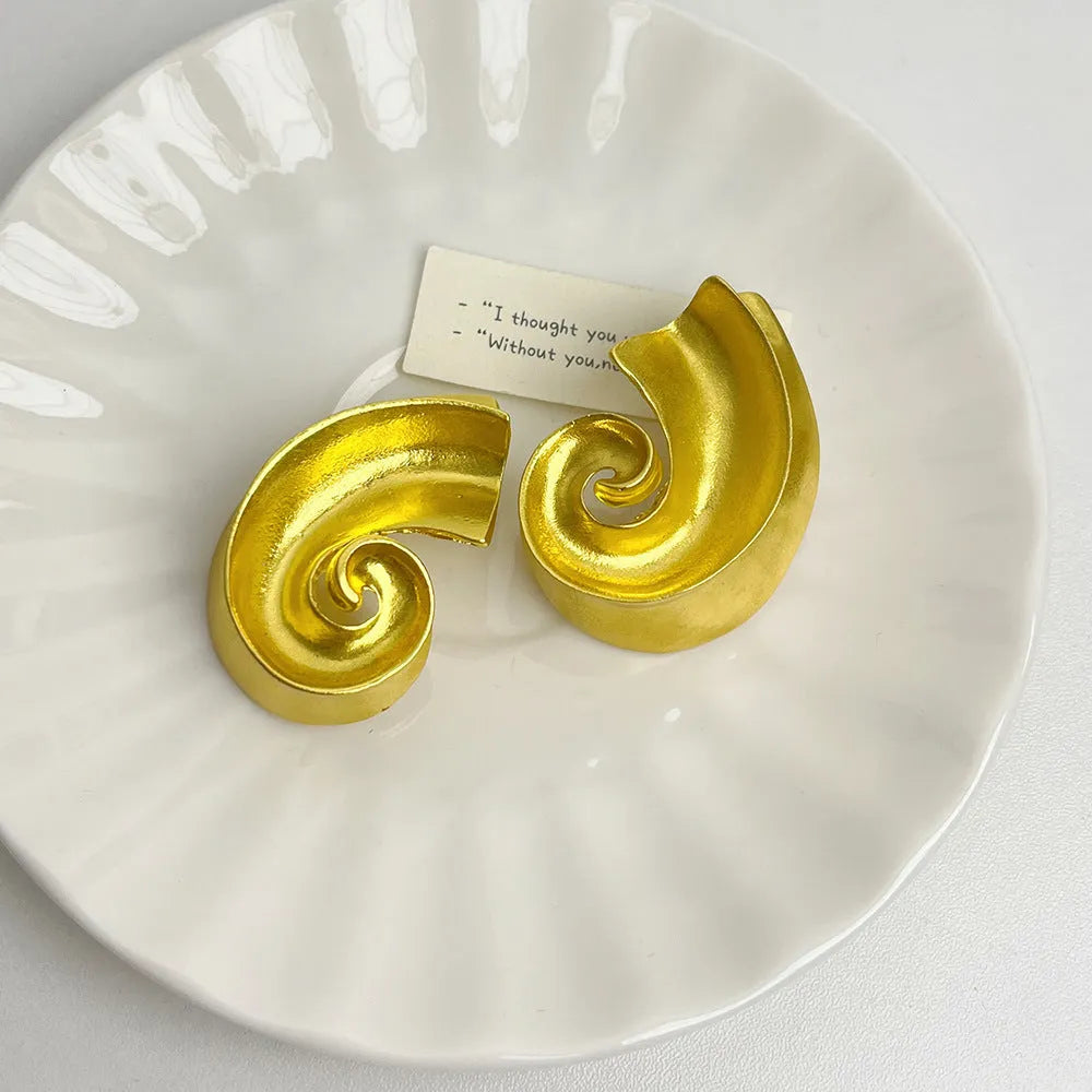 A pair of retro-style geometric alloy ear studs in a gold electroplated finish.